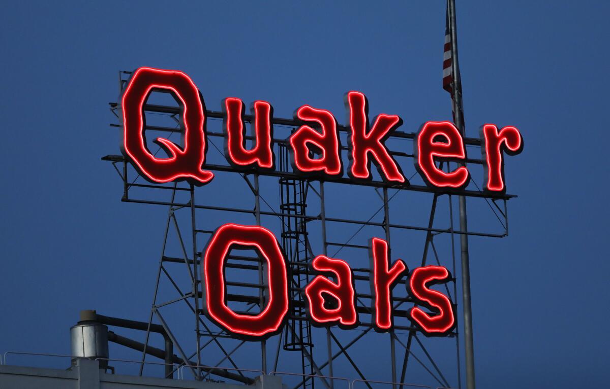 ARCHIVO - Un letrero de Quaker Oats en Cedar Rapids, Iowa, el martes 8 de junio de 2021.