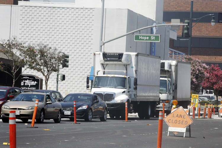 Construction backs up traffic on Fair Oaks Ave. in Pasadena