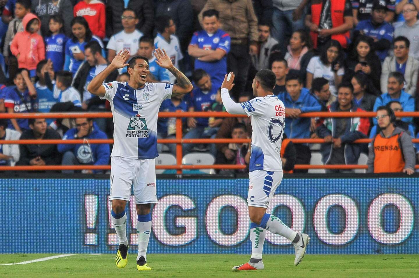 Leonardo Ulloa (L) of Pachuca celebrates his goal with his teammate Victor Guzman (R) during the match against Cruz Azul during the Mexican Apertura 2018 tournament football match at the Hidalgo stadium on September 29, 2018, in Pachuca, Mexico. (Photo by ROCIO VAZQUEZ / AFP)ROCIO VAZQUEZ/AFP/Getty Images ** OUTS - ELSENT, FPG, CM - OUTS * NM, PH, VA if sourced by CT, LA or MoD **