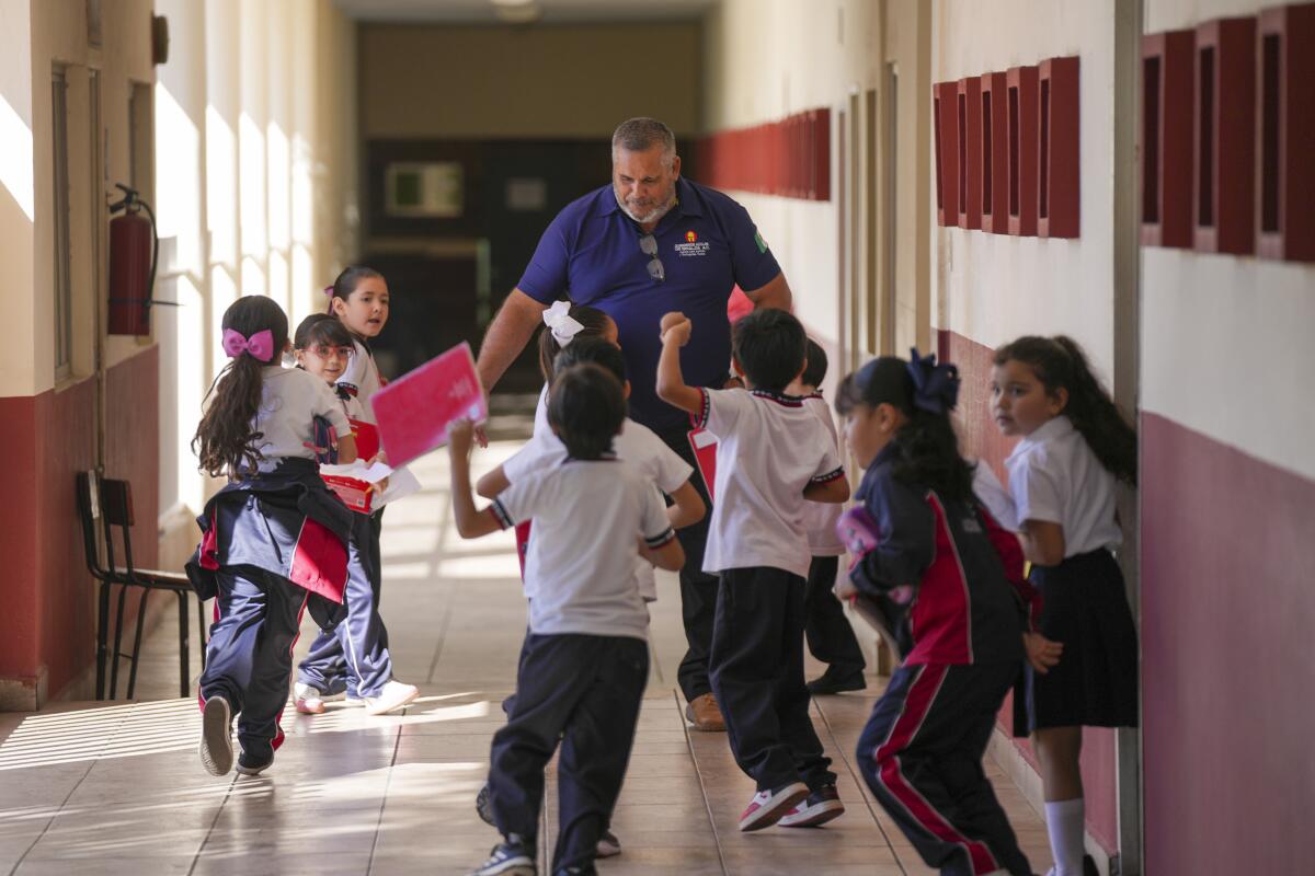 Alumnos reciben al expolicía Elías Sánchez antes de un taller