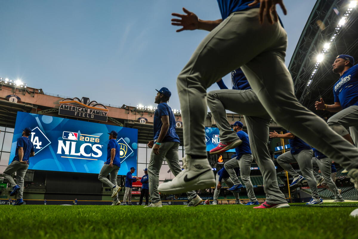 Dodgers players return portion successful an off-day workout connected Saturday up of Game 1 of the NLCS.