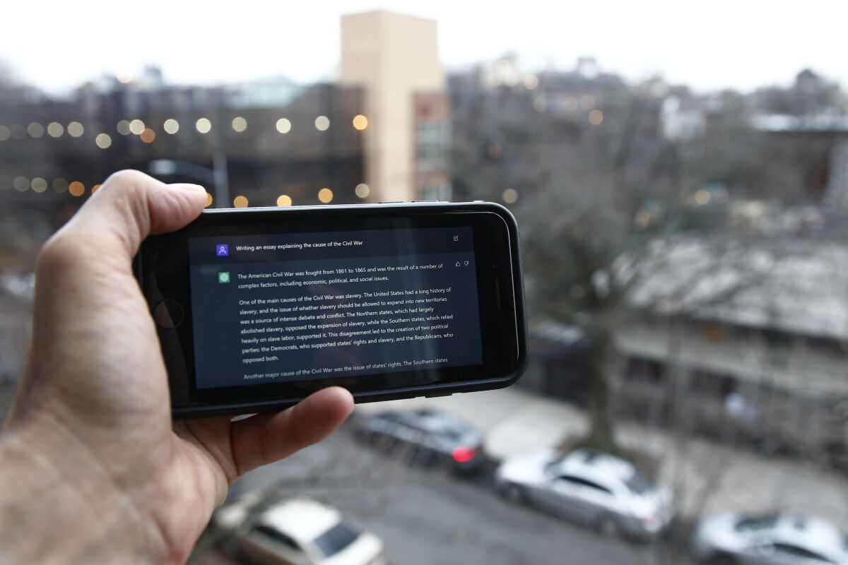 Un mensaje de ChatGPT se muestra en un teléfono cerca de una escuela pública en Brooklyn,
