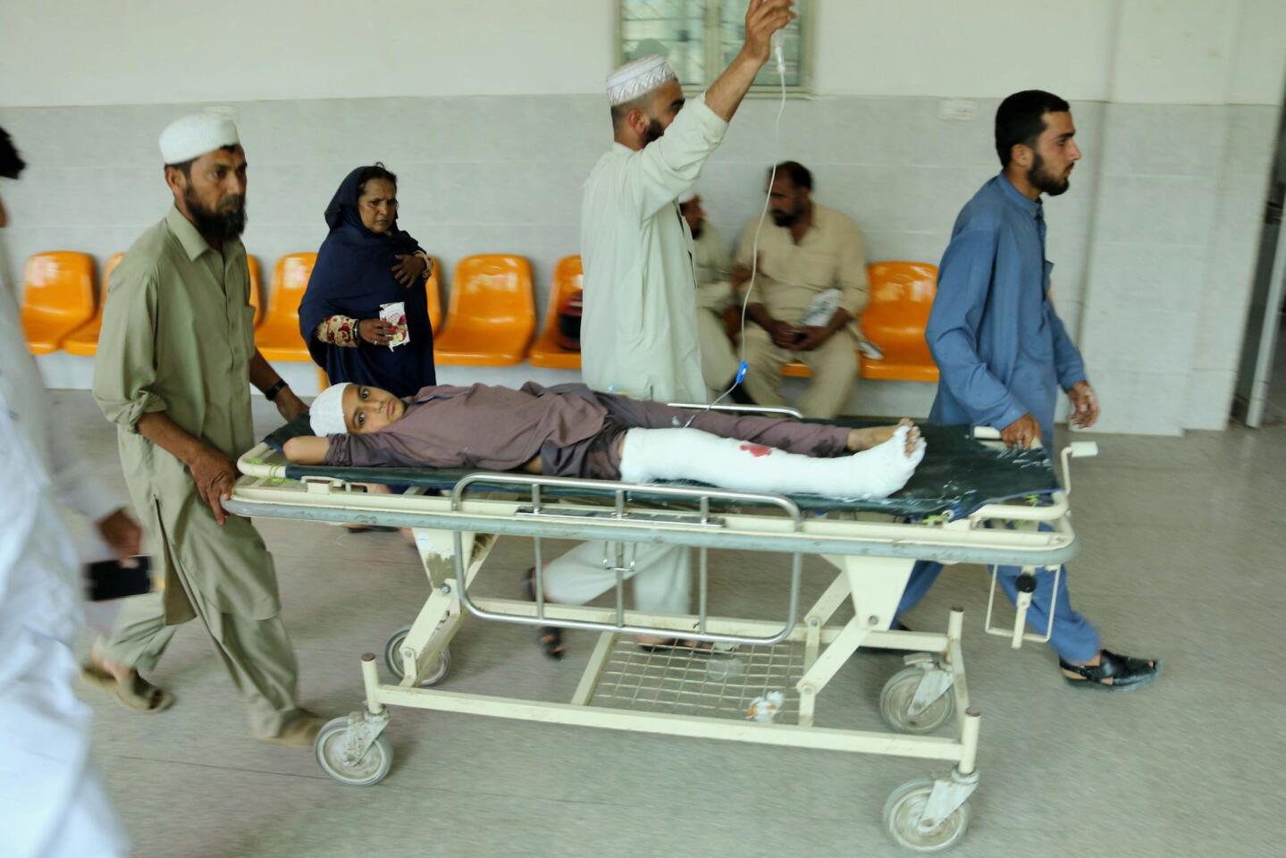 epa05252618 A man who was injured in an earthquake receives medical treatment at a hospital in Peshawar, Pakistan, 10 April 2016. At least two people were killed and 25 injured in Peshawar following a 6.6 magnitude earthquake that was felt in Pakistan, Afghanistan and India. EPA/ARSHAD ARBAB ** Usable by LA, CT and MoD ONLY **