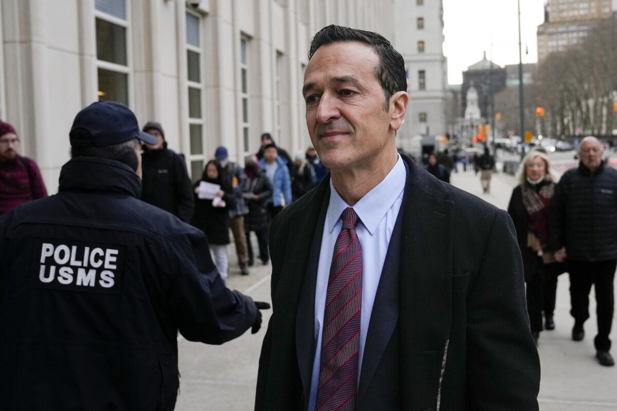 ARCHIVO - El exejecutivo de 21st Century Fox Hernán López llega a una corte federal en Brooklyn, 
