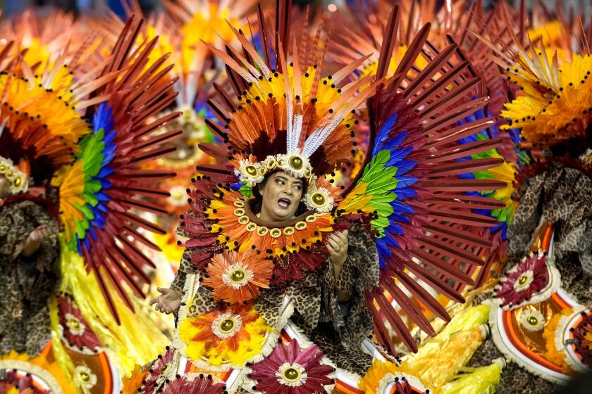 Una bailarina de la escuela de samba Tom Maior actúa durante un desfile de Carnaval en Sao Paulo, Brasil, a primera hora del domingo 11 de febrero de 2024. (AP Foto/Andre Penner)
