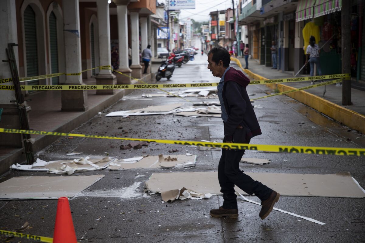 La gente se reúne en la calle luego de un terremoto de magnitud 7,6 en la Ciudad de México, el lunes 19 de septiembre