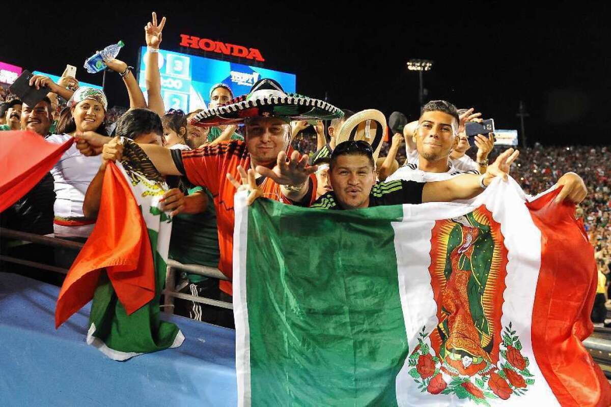: Los fanáticos celebran después de que México derrotó a Estados Unidos en el Clasificatorio para la Copa FIFA Confederaciones 2017 en el Rose Bowl el 10 de octubre de 2015 en Pasadena, California.