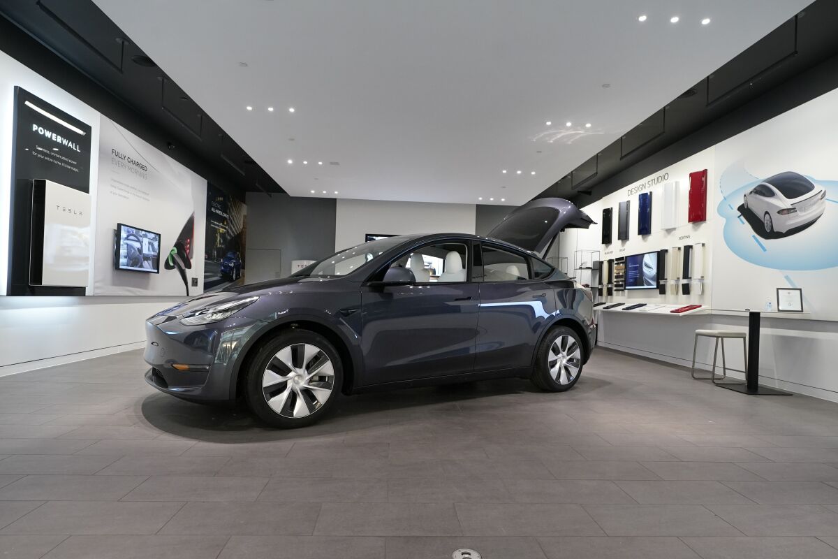 Un Tesla Model Y Long Range exhibido el 24 de febrero de 2021 en la Galería Tesla en Troy, Michigan. (AP Foto/Carlos Osorio, Archivo)