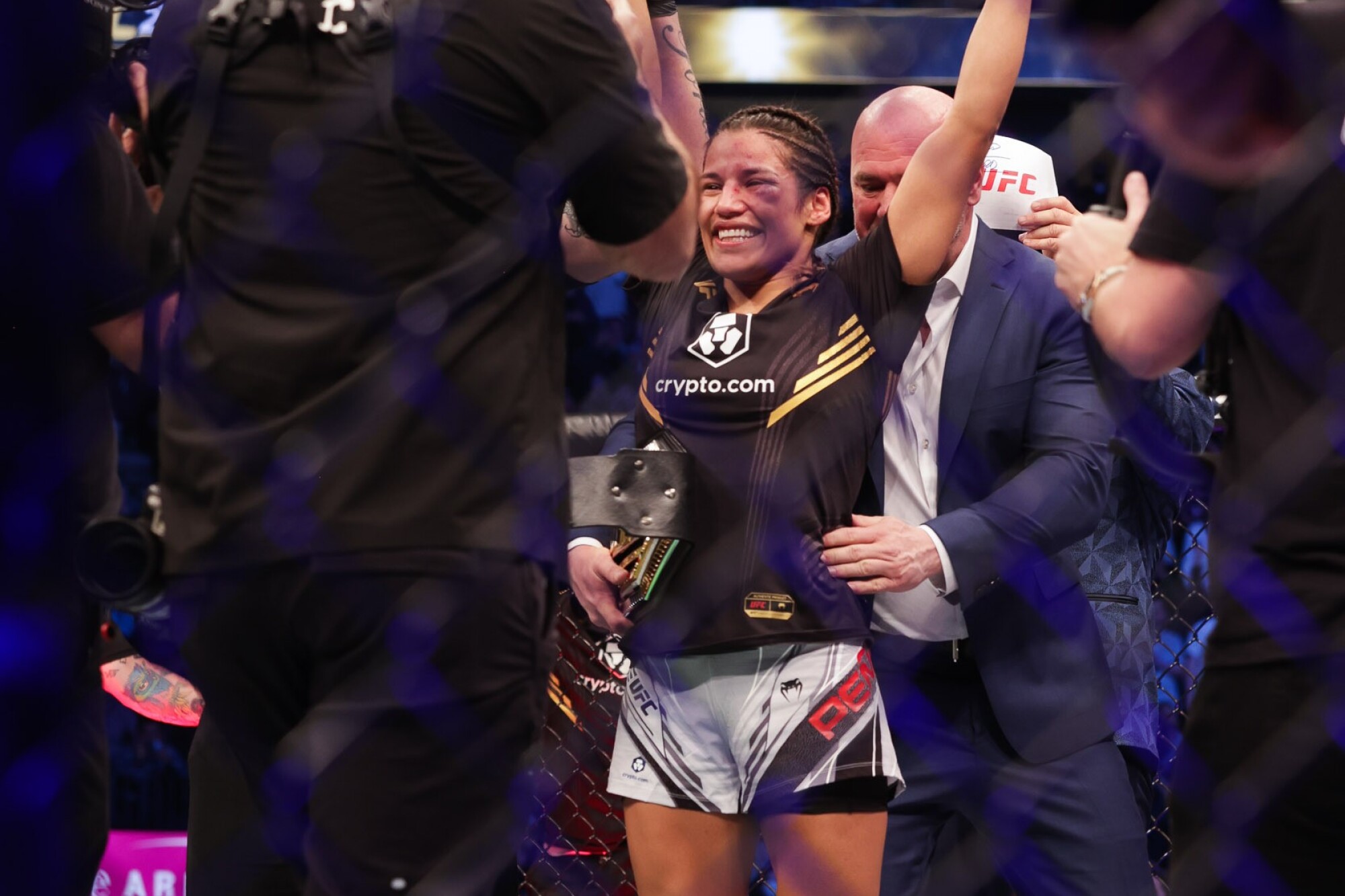 Julianna Peña recibe el cinturón de UFC tras vencer a Amanda Nunes el sábado.