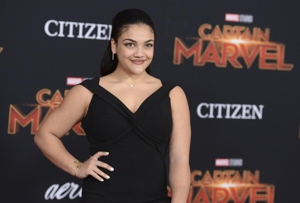 )La gimnasta estadounidense Laurie Hernández llega al estreno mundial de "Capitana Marvel"