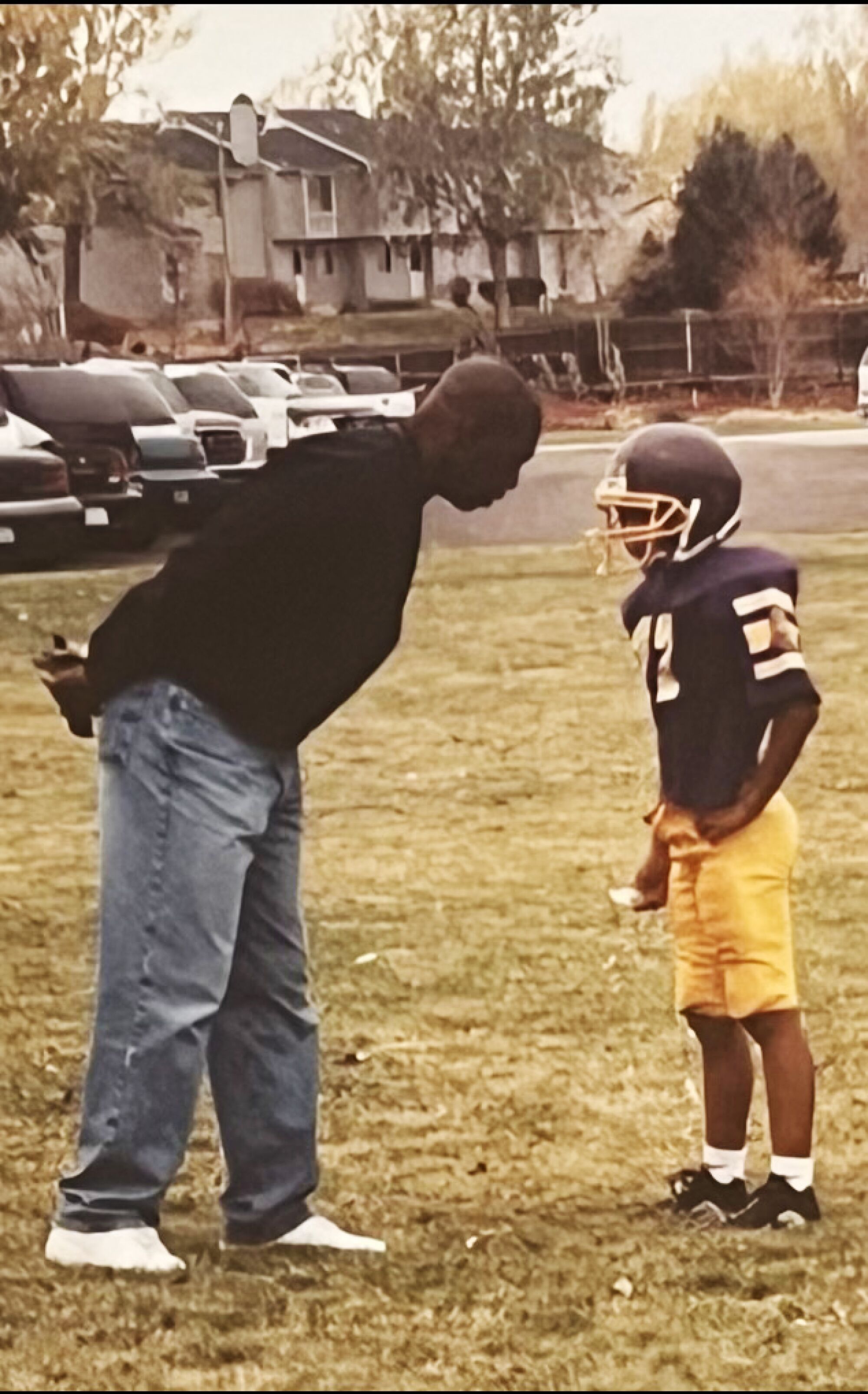 Anthony Lynn, oğlu D'Anton Lynn ile konuşuyor.