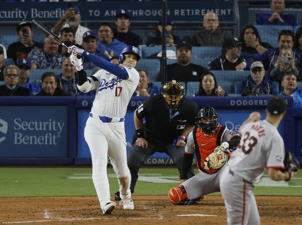 Shohei Ohtani schafft seinen ersten Homerun als Dodger vor dem Giants-Pitcher Taylor Rogers.