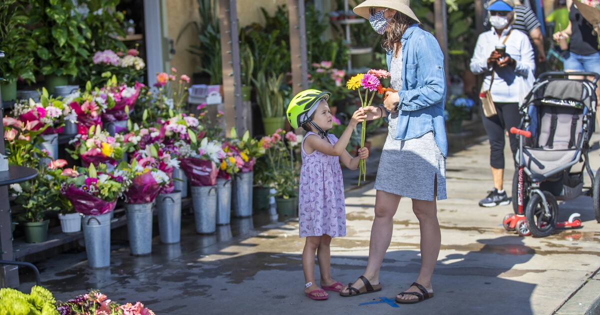 How Long Does Coronavirus Live On Clothes Los Angeles Times