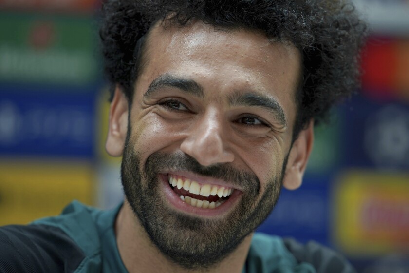 El astro de Liverpool Mohammed Salah sonríe durante una conferencia de prensa 