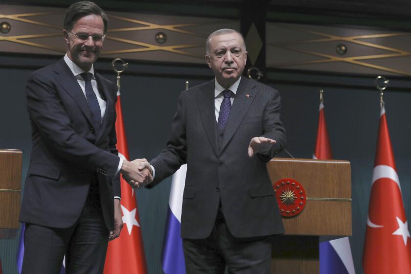 El presidente turco, Recep Tayyip Erdogan, derecha, y el primer ministro holandés, Mark Rutte, se dan la mano al final de una conferencia de prensa conjunta, en Ankara, Turquía, el martes 22 de marzo de 2022. (Foto AP/Burhan Ozbilici, Archivo)