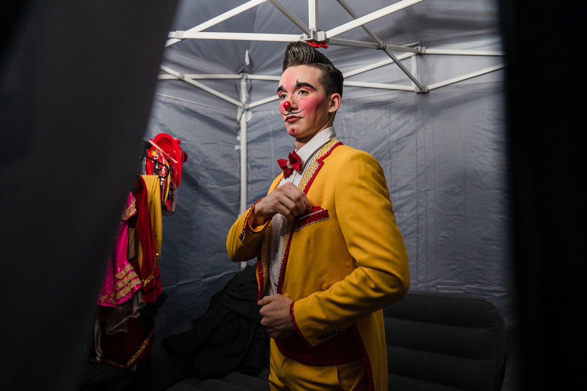 Brian Mota se prepara entre bastidores para la nueva producción Circo Vargas Express de 2022.