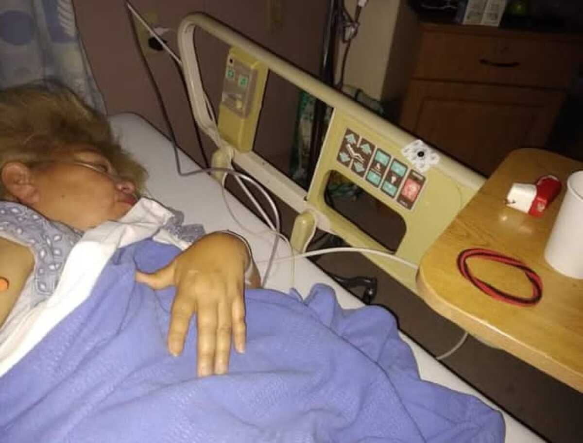 El COVID-19 casi le quita la vida a Amarilys Ortiz. En esta imagen se le observa postrada en la cama de un hospital.
