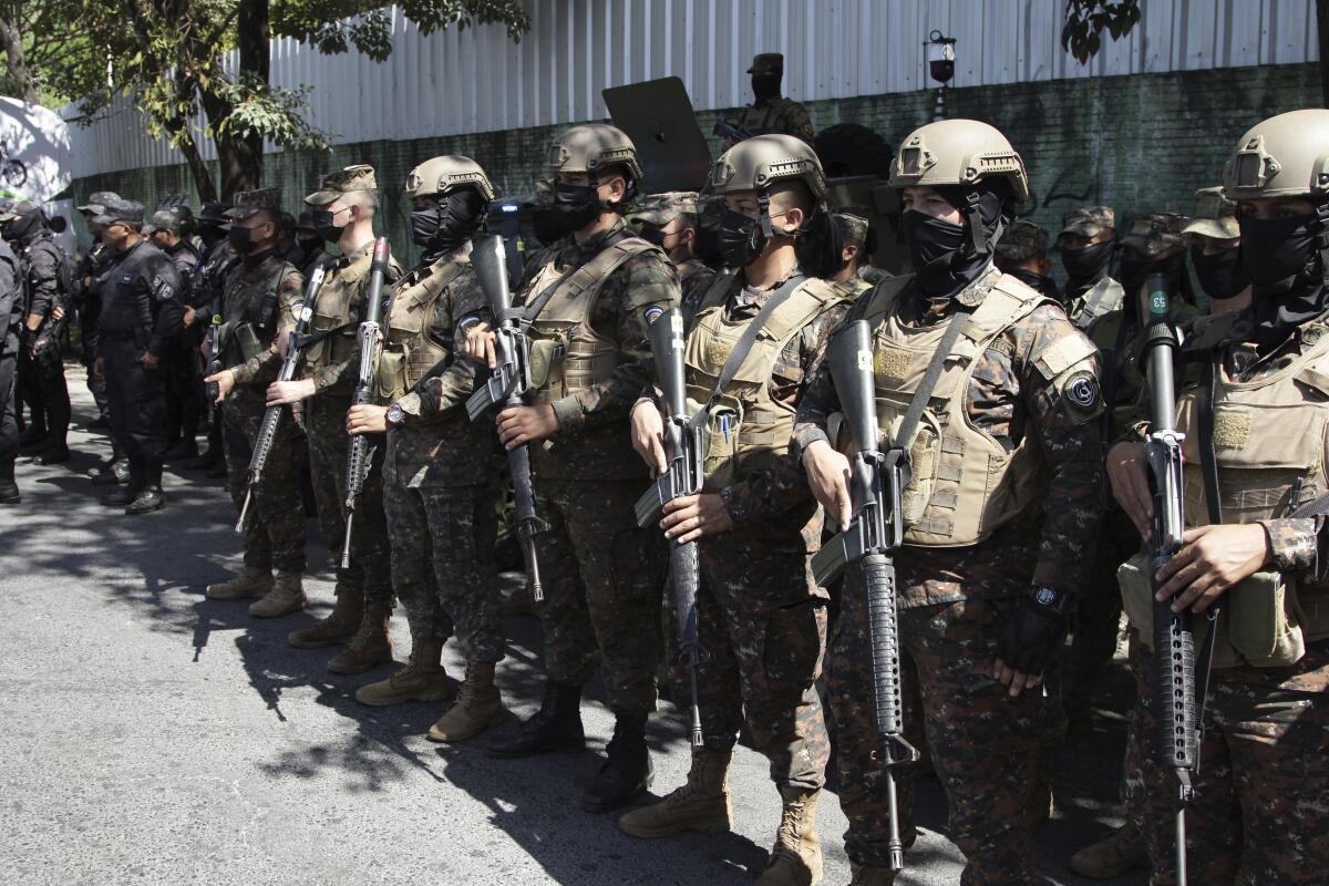 Numerosos soldados llegan a Soyapango, en las afueras de la capital de El Salvador, el sábado 3 de diciembre de 2022