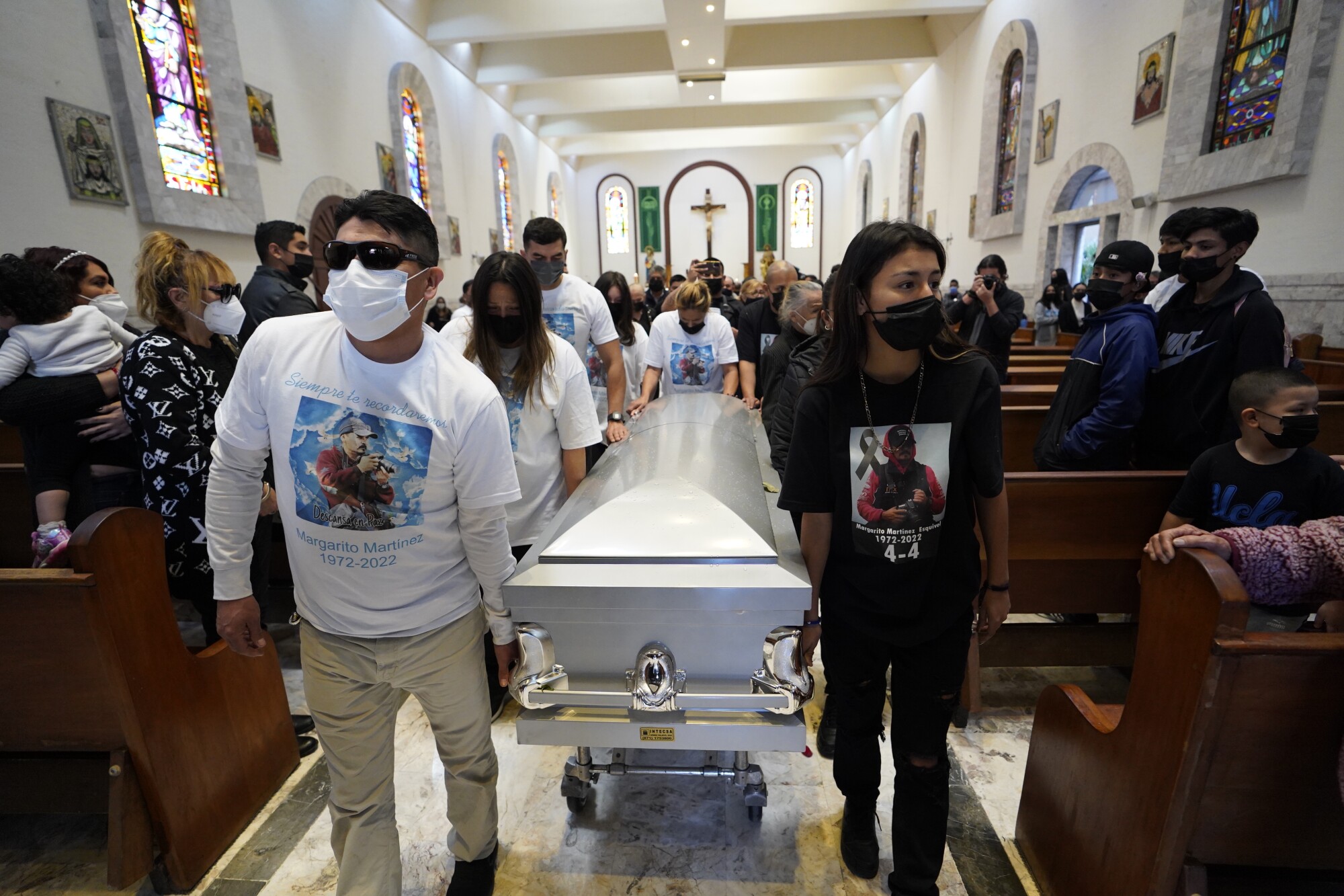 Familiares de Margarito a la salida de la misa en memoria del fotoperiodista 