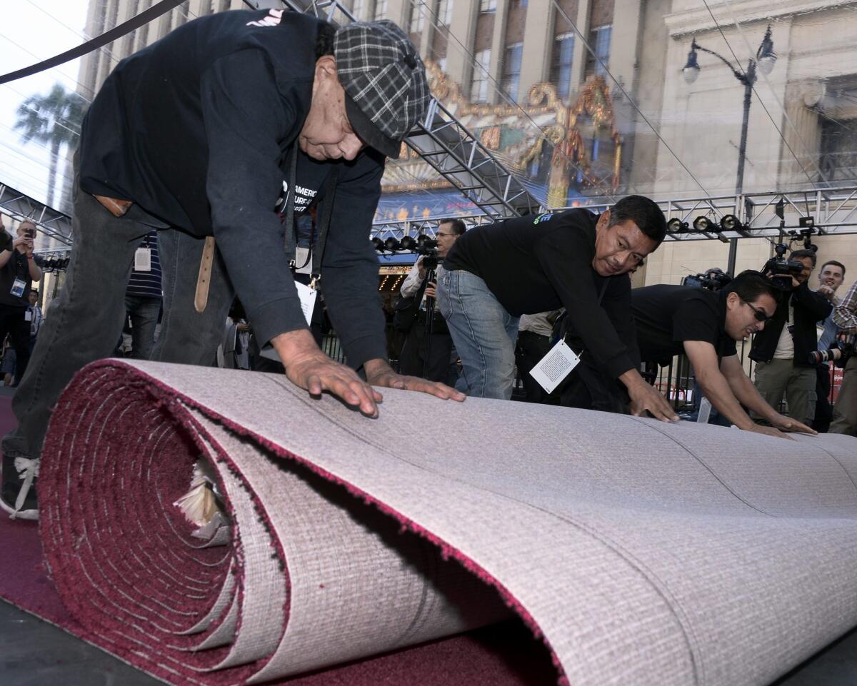 Trabajadores hispanos colocan la alfombra roja por la que desfilarán las estrellas que asistirán a la entrega de los Oscars el próximo 28 de febrero, en el teatro Dolby de Hollywood, California, EEUU, el 24 de febrero del 2016.