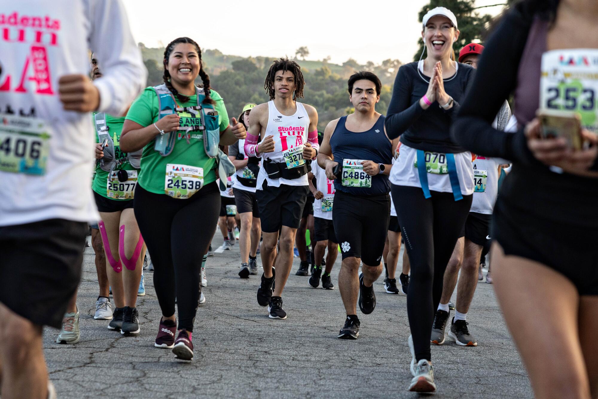 洛杉矶马拉松比赛开始时，跑步者们微笑着。