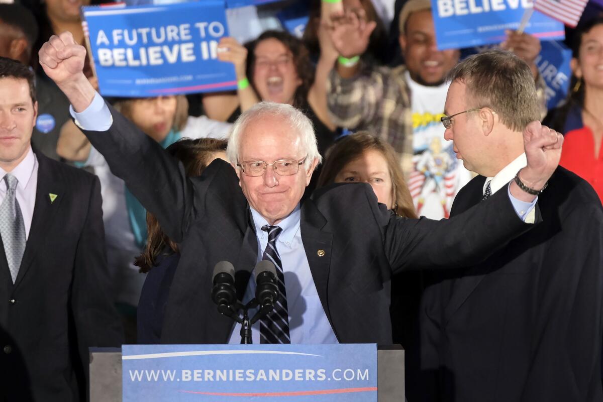 El senador Bernie Sanders, independiente por Vermont y aspirante a la candidatura presidencial demócrata, festeja ante sus partidarios en su mitin tras las primarias en New Hampshire, el martes 9 de febrero de 2016, en Manchester, New Hampshire. (Foto AP/J. David Ake)