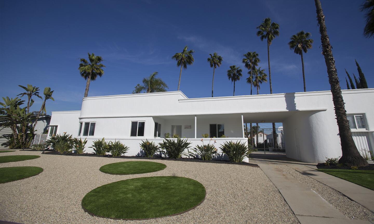 To complement the lines of their 1934 Streamline Moderne home, a Long Beach couple envisioned circles of artificial grass framed by pebbles. In addition to being bold, the design conserves water.