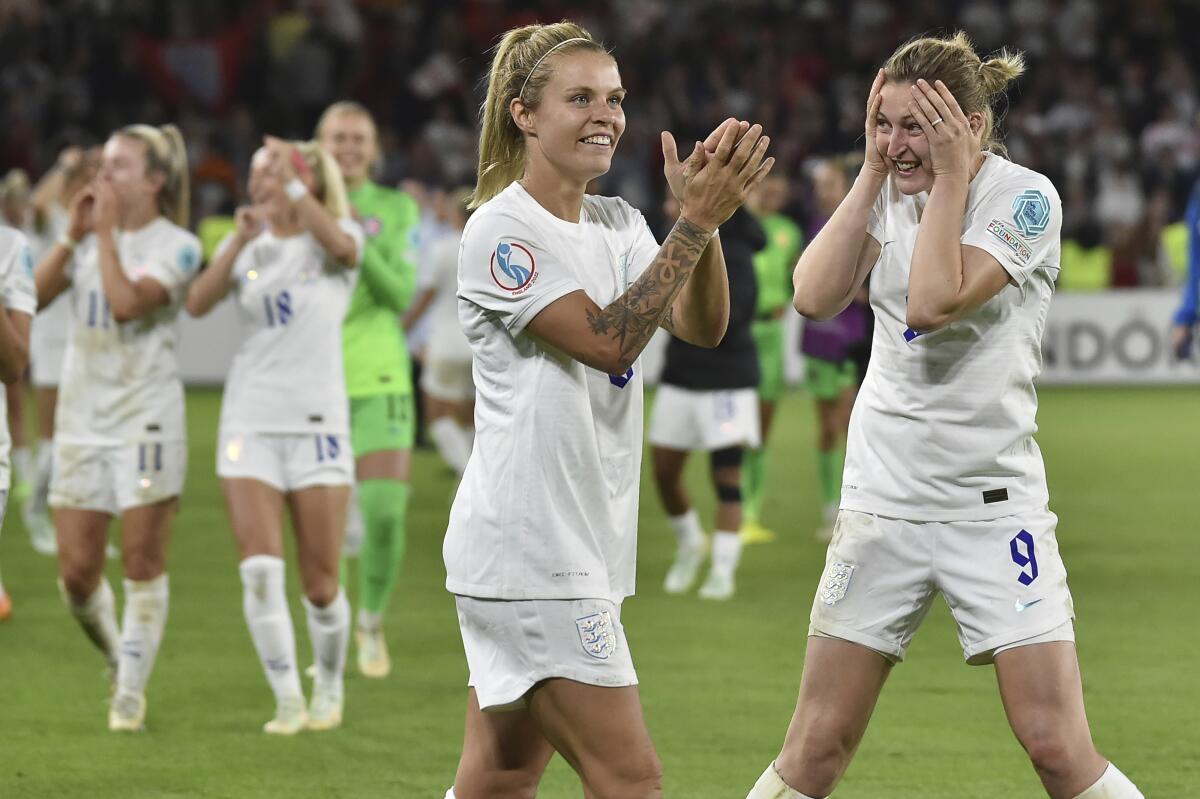 Leah Williamson (centro) y Ellen White festejan el triunfo de la selección inglesa ante Suecia 