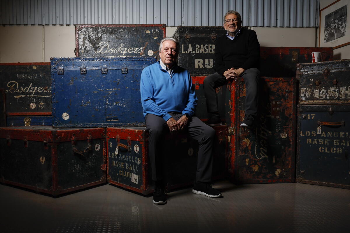 Dodgers yayıncıları Rick Monday (solda) ve Charley Steiner, 18 Eylül 2023'te Dodger Stadyumu'nda.