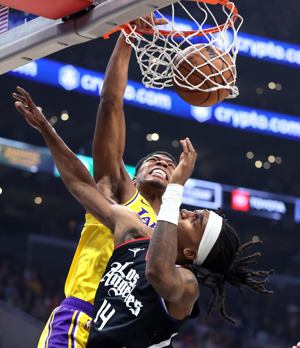 Lakers'tan Rui Hachimura, Terance Mann'ın üzerinden smaç basıyor.
