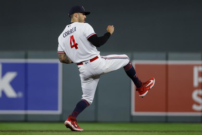 El puertorriqueño Carlos Correa, de los Mellizos de Minnesota, festeja tras convertir un doble play en el juego del jueves 24 de agosto de 2023, ante los Rangers de Texas (AP Foto/Bruce Kluckhohn)