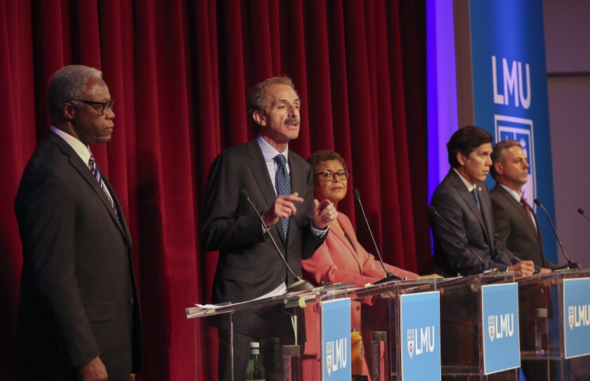 Entró el candidato a alcalde de la ciudad de Los Ángeles.  Mike Foer, segundo desde la izquierda, participa en un debate. 