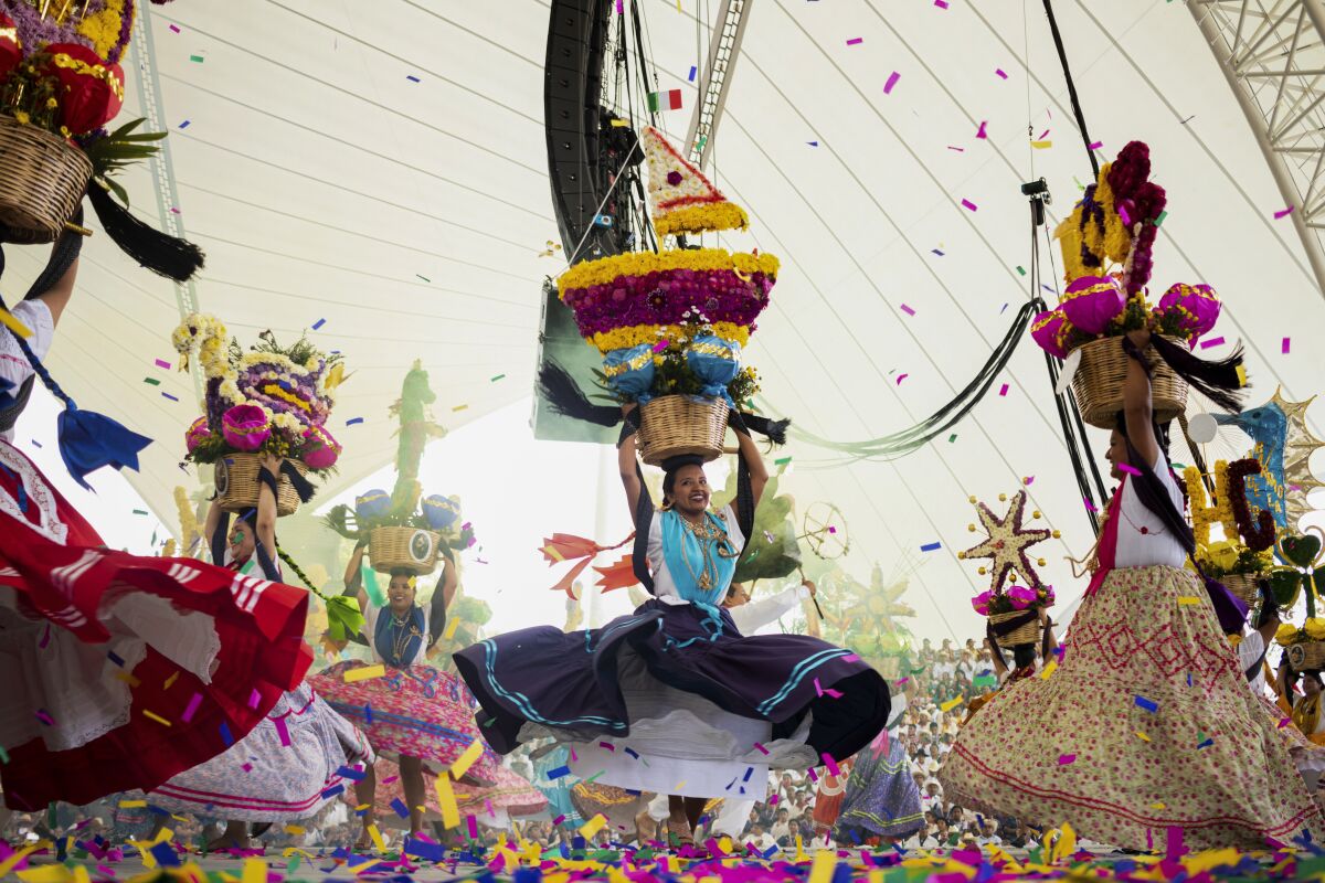 Varias mujeres bailan en el primer da del festival de la Guelaguetza en Oaxaca, Mxico, el lunes 17 de julio de 2023. En el el evento promovido por el gobierno, 16 etnias indgenas y la comunidad afromexicana reivindican sus tradiciones a travs de bailes, desfiles y venta de artesanas. (AP Foto/Mara Alfrez)