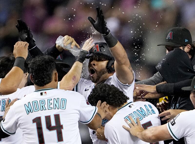 Pivot Tommy Pham, 21 Ağustos'taki 11. vuruşta Texas Rangers'a karşı double-off'unu kutluyor.
