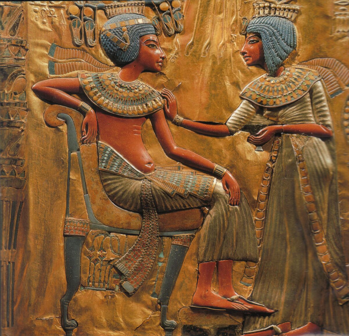 Representación mural en color y en relieve de una escena faraónica de una de las dinastías del Antiguo Egipto. 