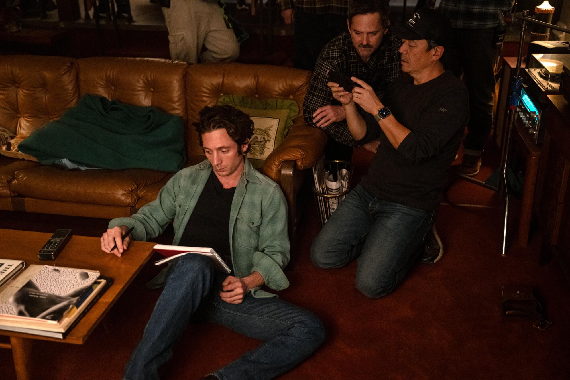 El actor Jeremy Allen White y el director Scott Scooper en el set de "Springsteen: Deliver Me From Nowhere".