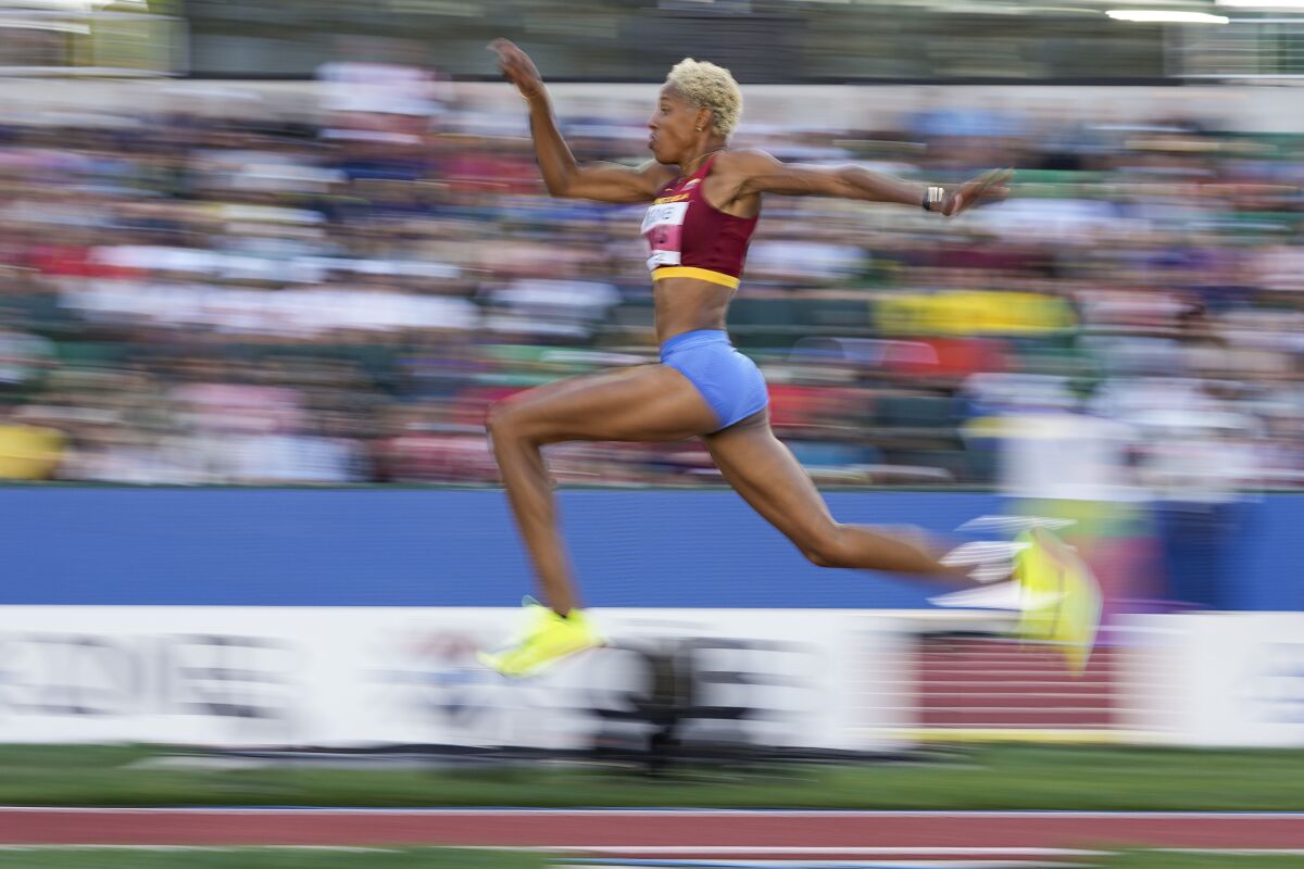 La venezolana Yulimar Rojas compite en el salto triple durante el Mundial de Atletismo