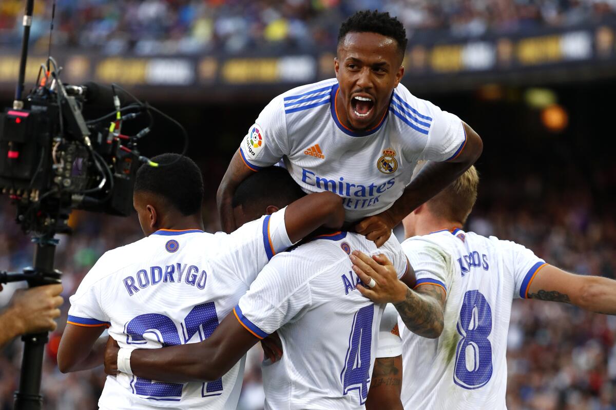 Los jugadores del Real Madrid celebran el primer gol  