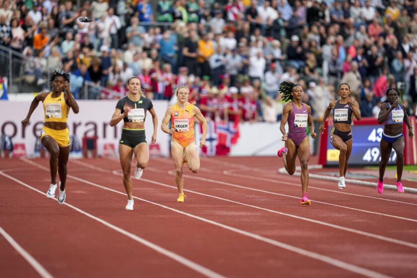 La dominicana Marileidy Paulino (izquierda) compite en los 400 metros planos durante la Liga Diamante en Oslo, el jueves 30 de mayo de 2024 (Heiko Junge/NTB via AP)