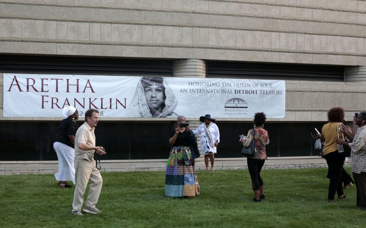 Mourners line up early for Aretha Franklin viewing