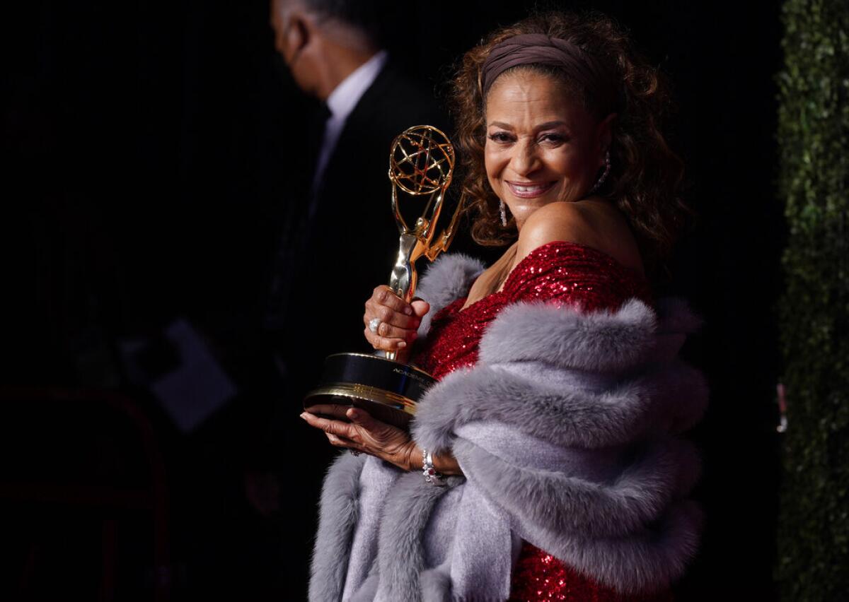 Debbie Allen Debbie recibió el Governors Award en la entrega 73 de los Primetime Emmys.