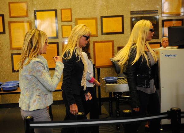 Dina Lohan (C) and actress Lindsay Lohan (R) arrive at the Beverly Hills Courthouse on July 20, 2010 in Beverly Hills, California.