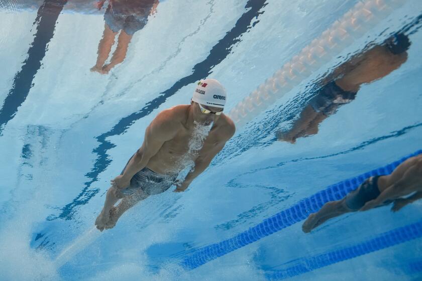 Miguel Alejandro de Lara Ojeda, de México, compite en los 100 metros de pecho para hombres en los Juegos Olímpicos de París 2024, el sábado 27 de julio de 2024, en Nanterre, Francia. (AP Foto/David J. Phillip)