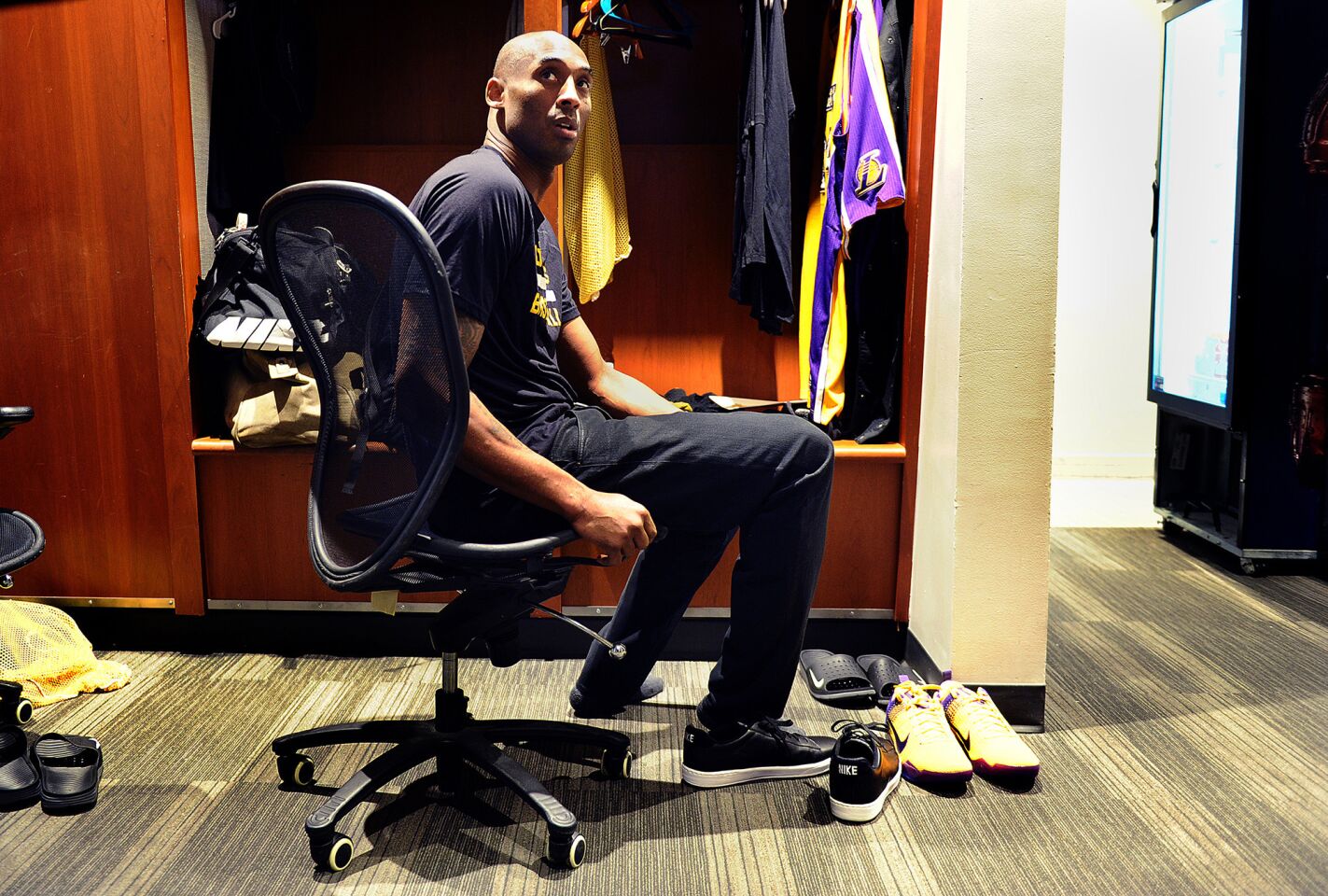 Kobe Bryant sits at his locker as he preapres for the Lakers' game againstthe Pelicans in New Orleans.