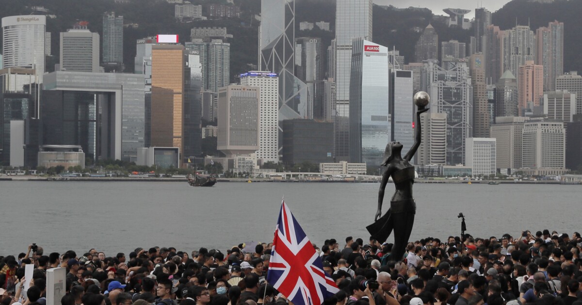 Thousands fly from Hong Kong to the UK amid oppression of Beijing
