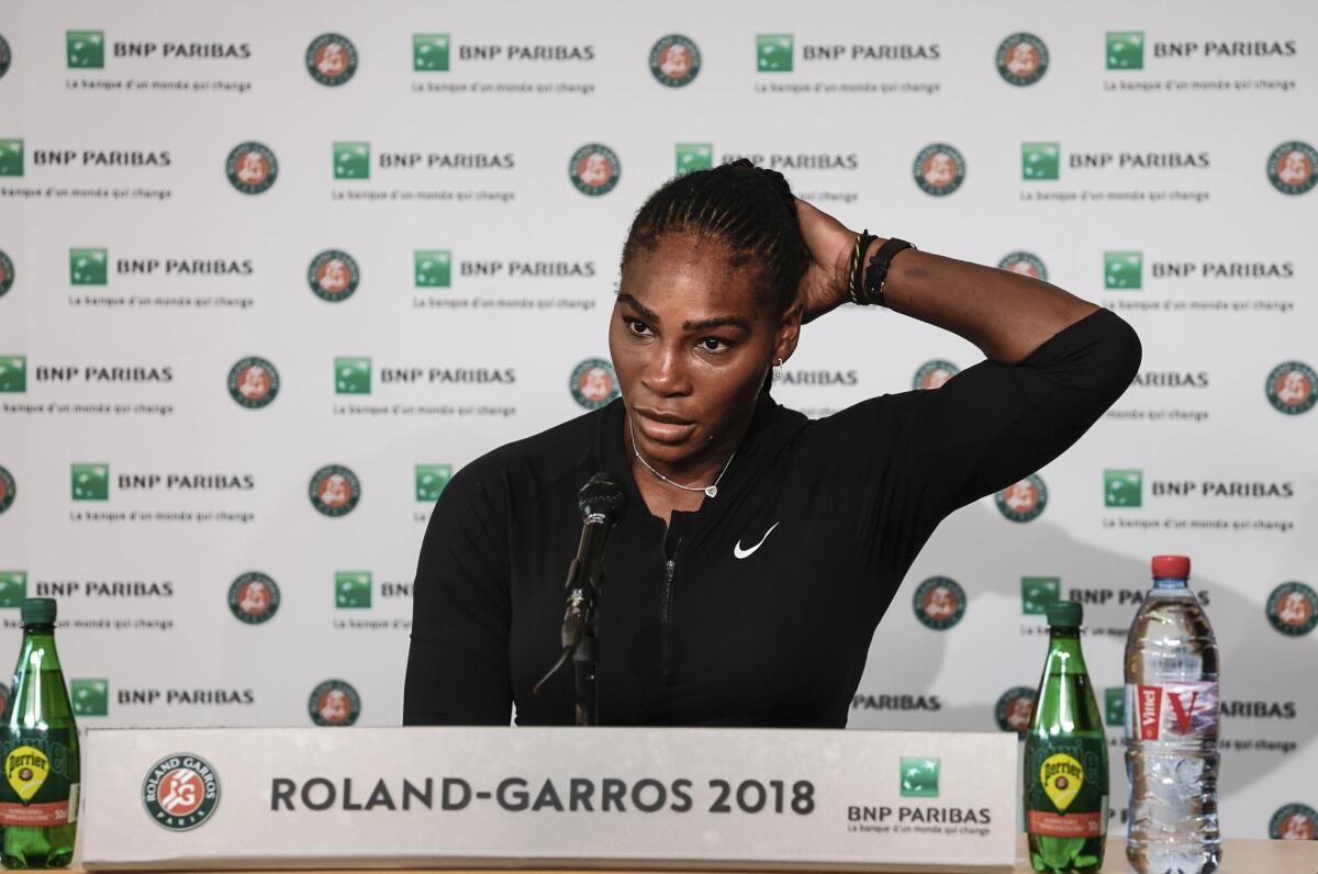 En imagen proporcionada por la Federación Francesa de Tenis, la estadounidense Serena Williams responde preguntas durante una conferencia de prensa en la que anunció su salida del Abierto de Francia por una lesión de músculo pectoral, el lunes 4 de junio de 2018 en París. (Pauline Ballet /FFT via AP)