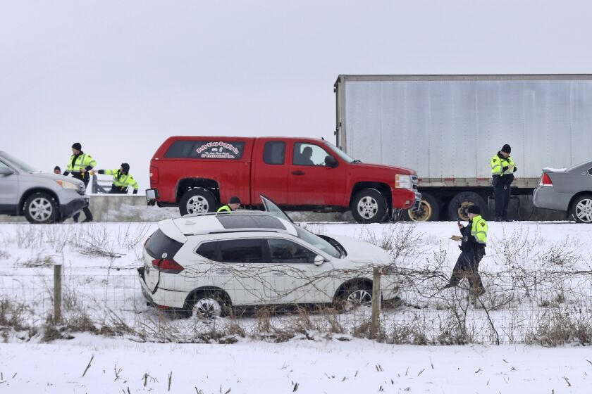 Personal de emergencias asiste a los afectados en una colisión múltiple ocurrida en medio de condiciones de nieve en la carretera interestatal 39/90 en Turtle, Wisconsin, el viernes 27 de enero de 2023. (Anthony Wahl/The Janesville Gazette vía AP)