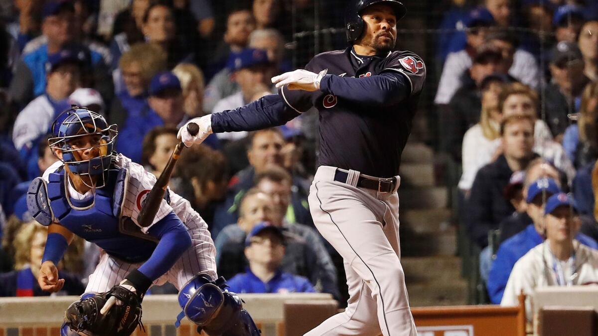 El jugador de los Indians de Cleveland Coco Crisp batea durante el tercer juego de la Serie Mundial de beisbol ante los Cubs de Chicago, disputado en el Wrigley Field de Chicago.
