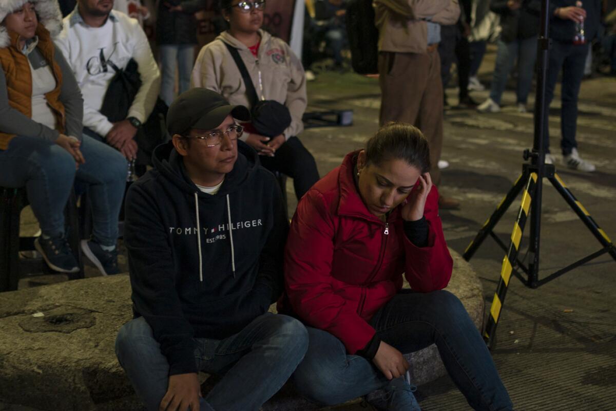 Una pareja mira cómo votan los legisladores