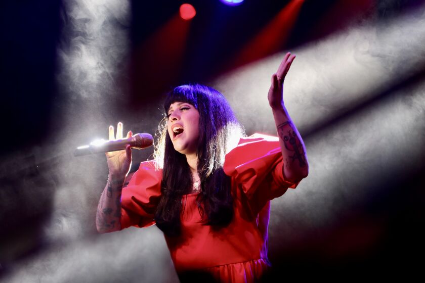 La cantante chilena durante el evento del cementerio Hollywood Forever.